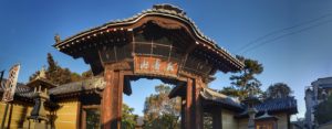 Namdaemun is the main gate of Zentsuji located in the south of Toin (garan). The current building was rebuilt in 1908 to commemorate the Russo-Japanese War victory. It is built in the form called Komaimon and is 9.7m high. Above the front is a flat forehead of "Godakesan," the name of the mountain of Zentsuji. If you look at the details of the design, you can see the dragon, karyobinka and phoenix on the water plate part of the top building, and the eaves at the four corners are the four statues of Shitenno (southeast: Mokunokuten) , Southwest: Masuchoten, northwest: Hirometen, northeast: Tamonten). Kobo Daishi Kukai's life drawing and its miracle, Rei Rui, is described in Kono Daishi's Action Drawing, which contains a story about the amount of Kobo Daishi's autograph, which is said to have been raised at the gate of Zentsuji Temple. A long time ago, there was a gate at Zentsuji Temple where Kobo Daishi's brush was flattened. Onmyoji Haruaki Abe had a chance to visit Sanuki Kingdom with a relationship. When he approached this gate, the fire of the torch held by his demon was extinguished. After seeing this, Seimei felt that there was Shitenno at this gate, protecting the temple from fire. ~ The four kings raised at Namdaemun are based on this spirit.